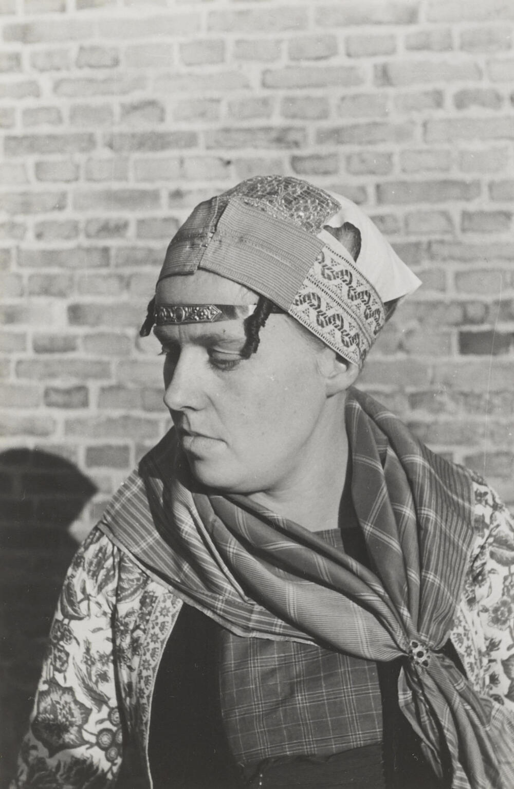 Jacomina van Elselo verkleed in Hindelooper dracht, 1943