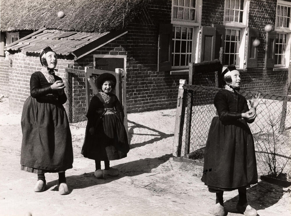 Balspel door drie meisjes, Staphorst, 1944