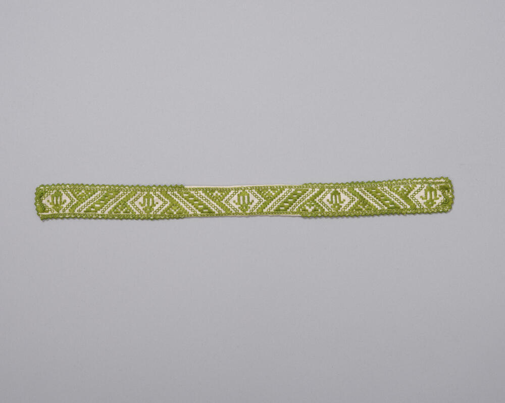 Keelband met groen borduurwerk, Marken