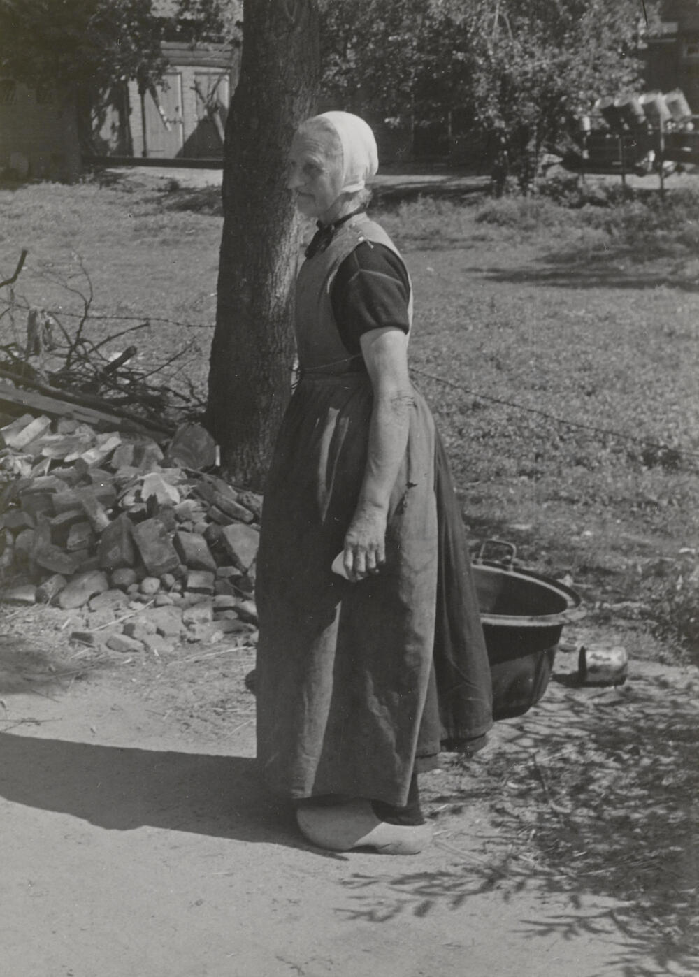 Daatje Post uit Vriezenveen in Sallandse dracht, 1947