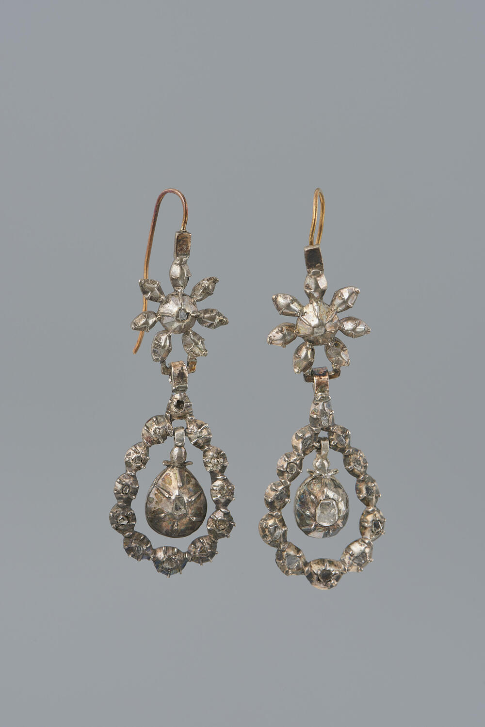 Paar oorbellen met diamantjes, Utrecht
