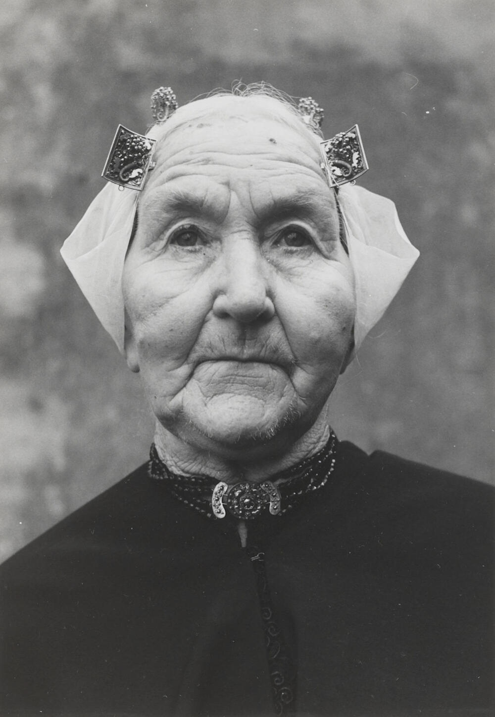 Dirkje van der Wiel-Hazenoot in zondagse dracht, Noordwijk aan Zee, 1955