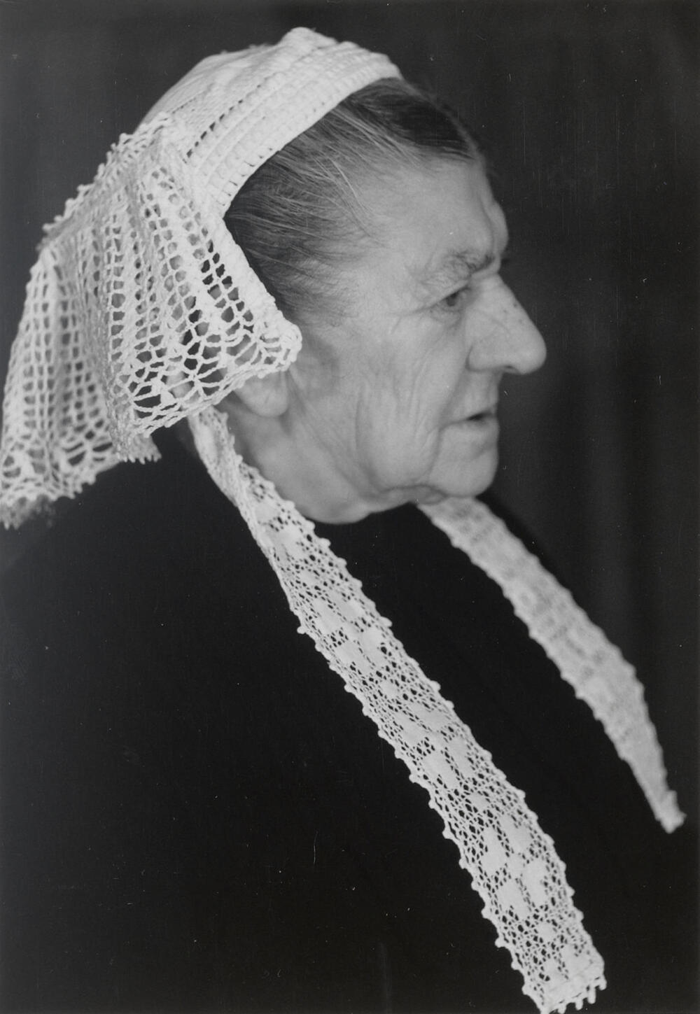 Weduwe Wasdorp uit Stavenisse in Thoolse dracht, 1955