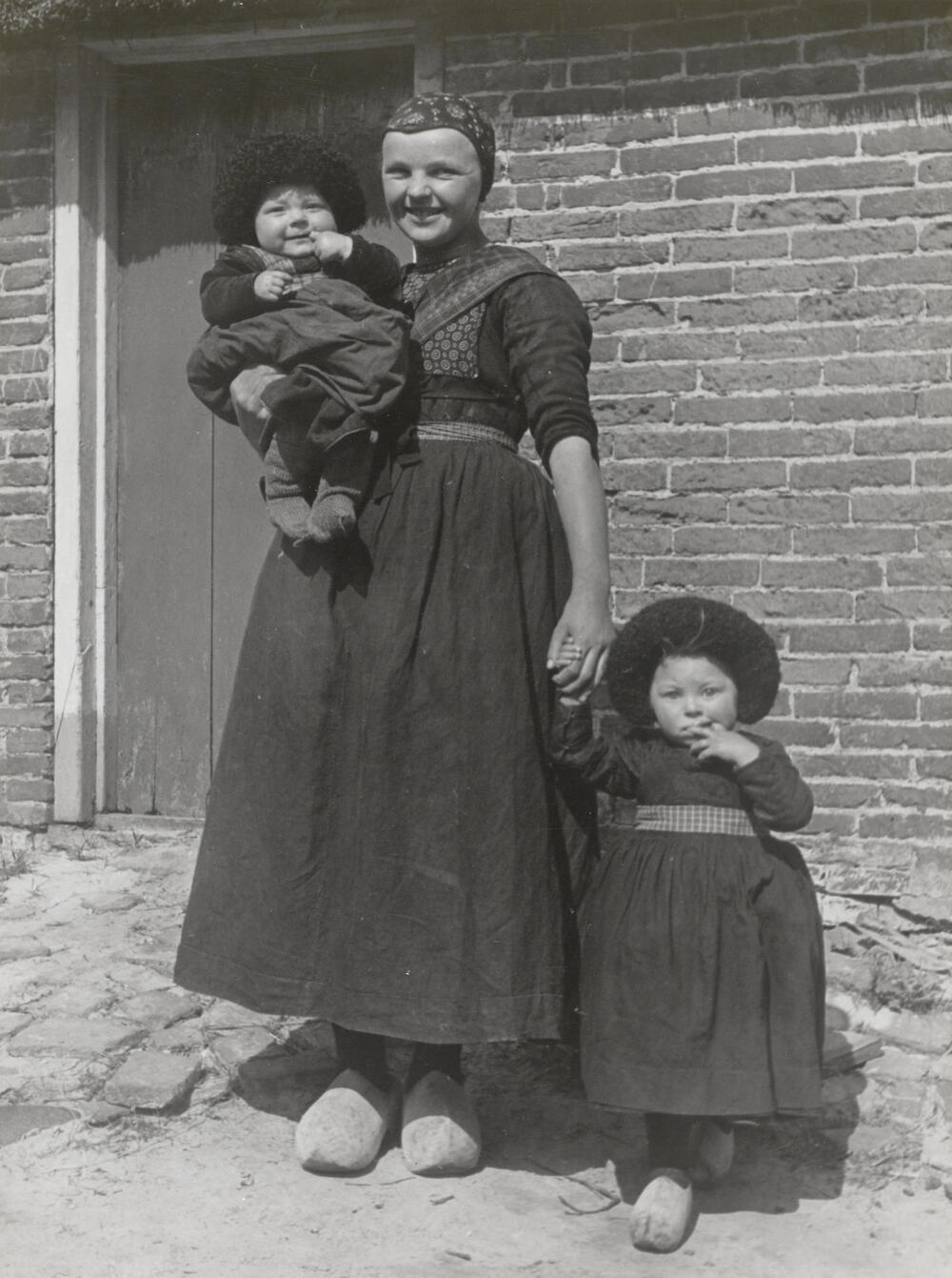 Aaltje Tromp, Jentje en Rensje Smit in Staphorster dracht, 1944