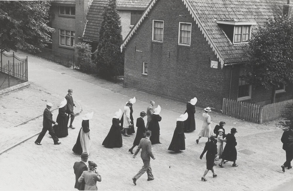 Kerkgang, Huizen, 1945