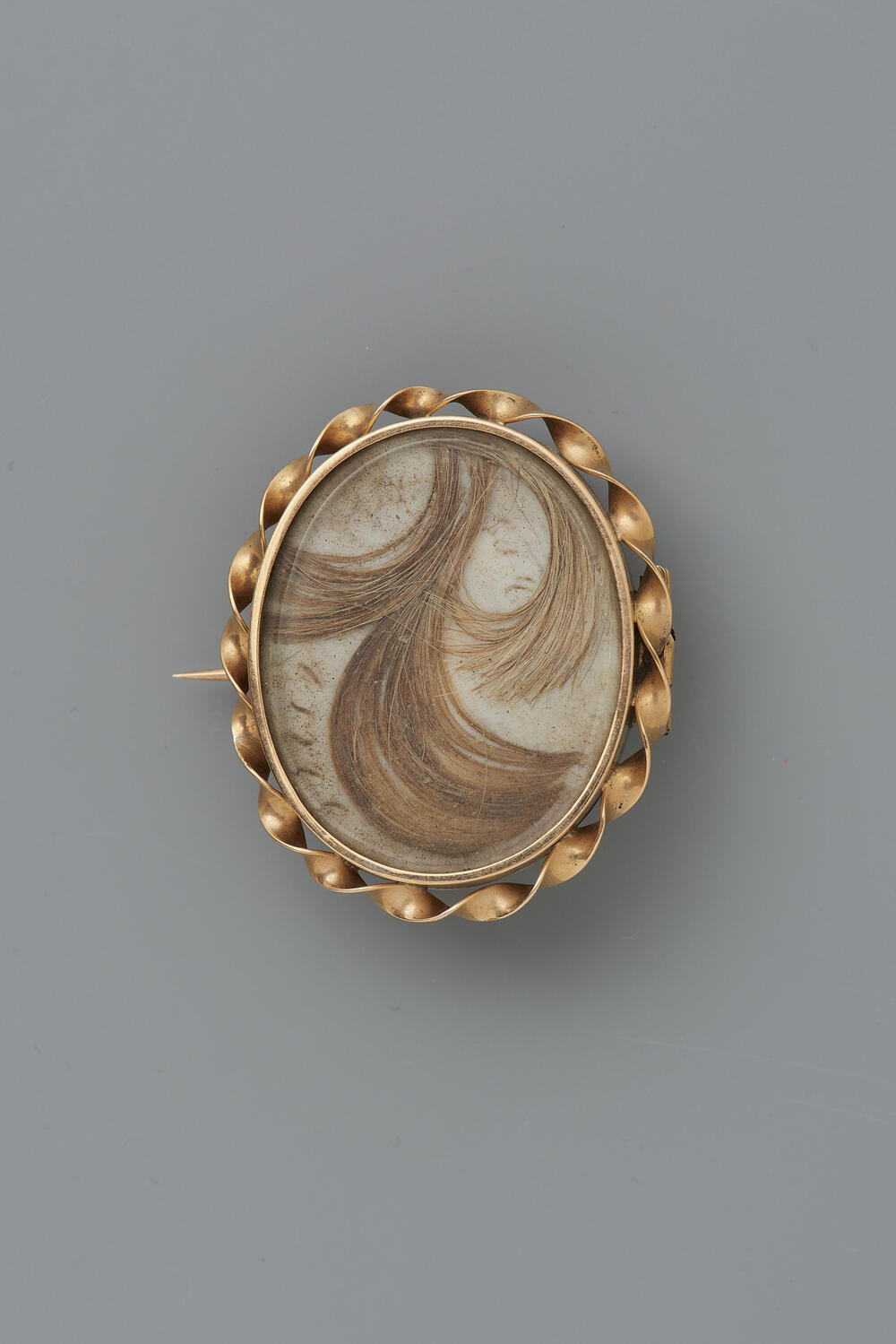 Gouden broche met haarwerk, Noord-Holland