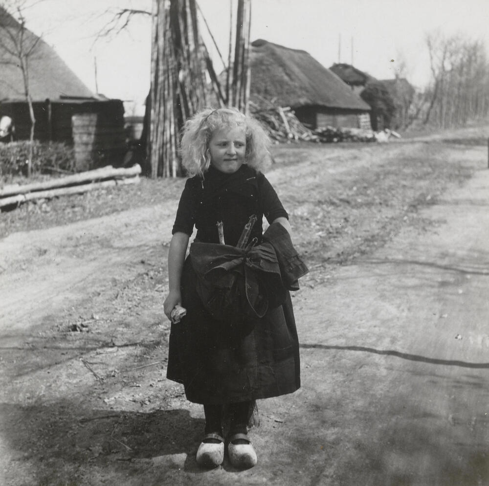 Meisje in streekdracht uit Hierden, 1942