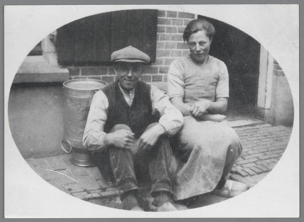 Man en vrouw in werkdracht, Laren, circa 1925