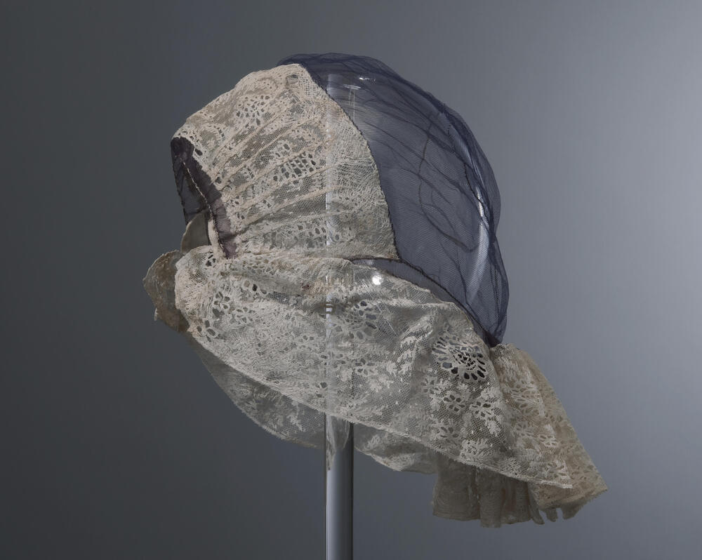 Kap of oorijzermuts, Noord-Holland, voor 1959