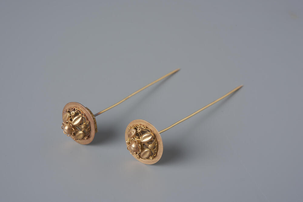 Paar gouden mutsspelden, Schouwen of Duiveland