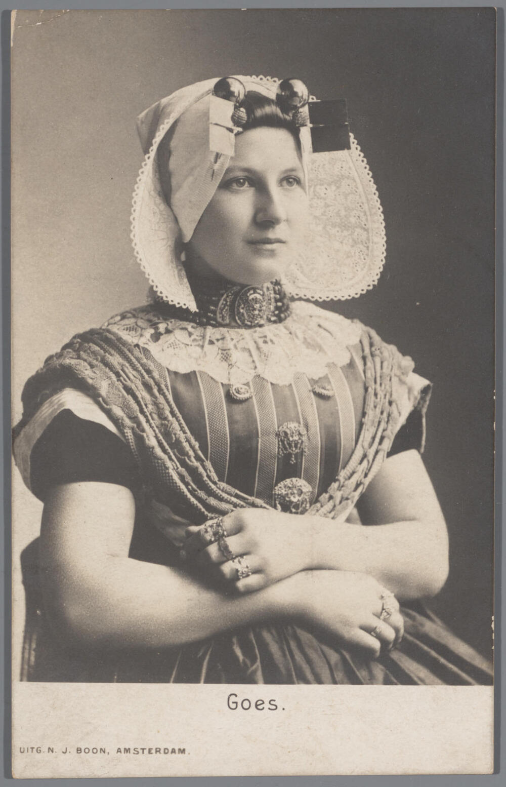 Vrouw in protestantse Zuid-Bevelandse streekdracht, 1886–1905