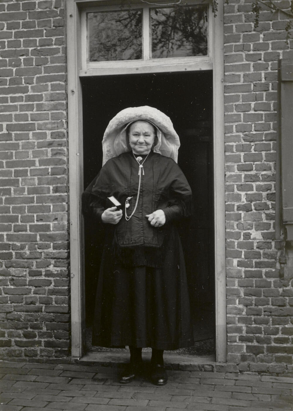 Vrouw uit Oirschot in zondagse dracht, 1950