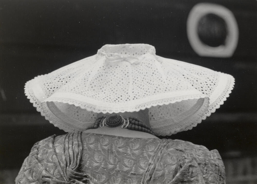 Johanna Martina Polderdijk-Brasser in Nieuwlandse dracht, 1950