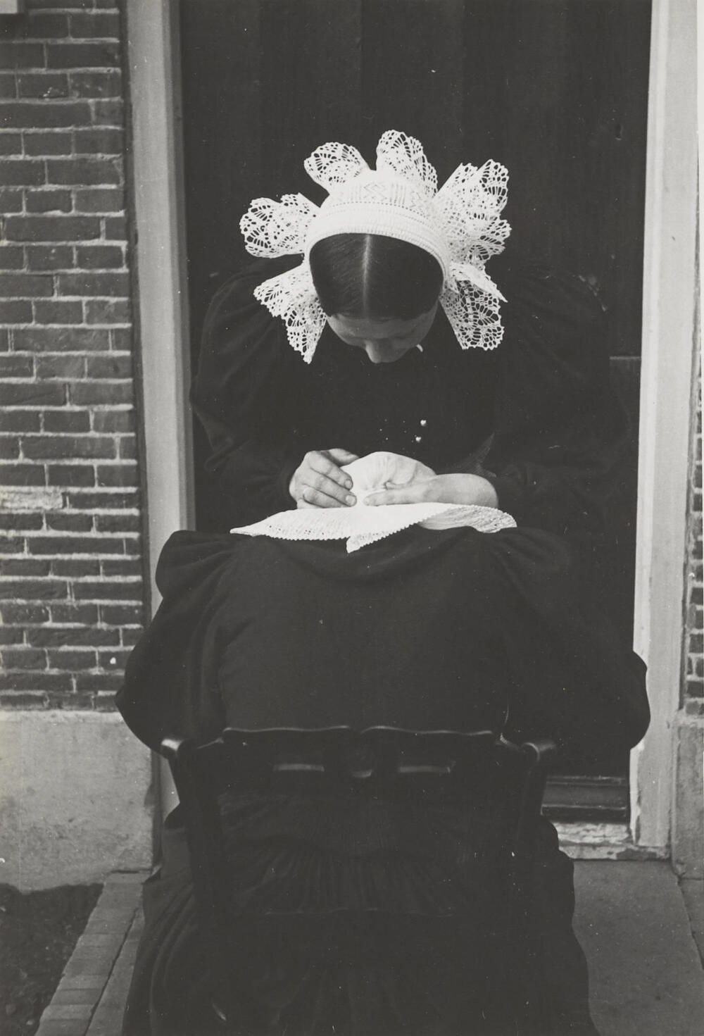 Opzetten van de oorijzermuts, Huizen, 1945