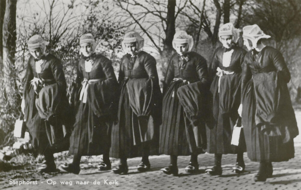 Kerkgang in de winter in Rouveen, 1910–1935