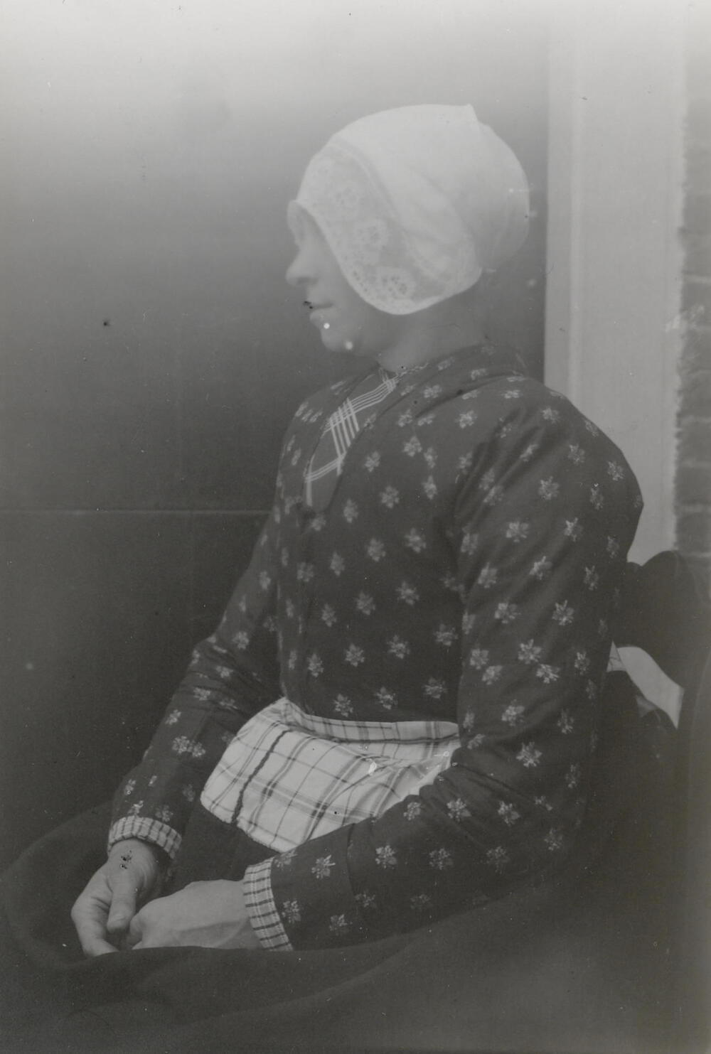 Maria Duijst in zondagse winterdracht van Bunschoten-Spakenburg, circa 1915