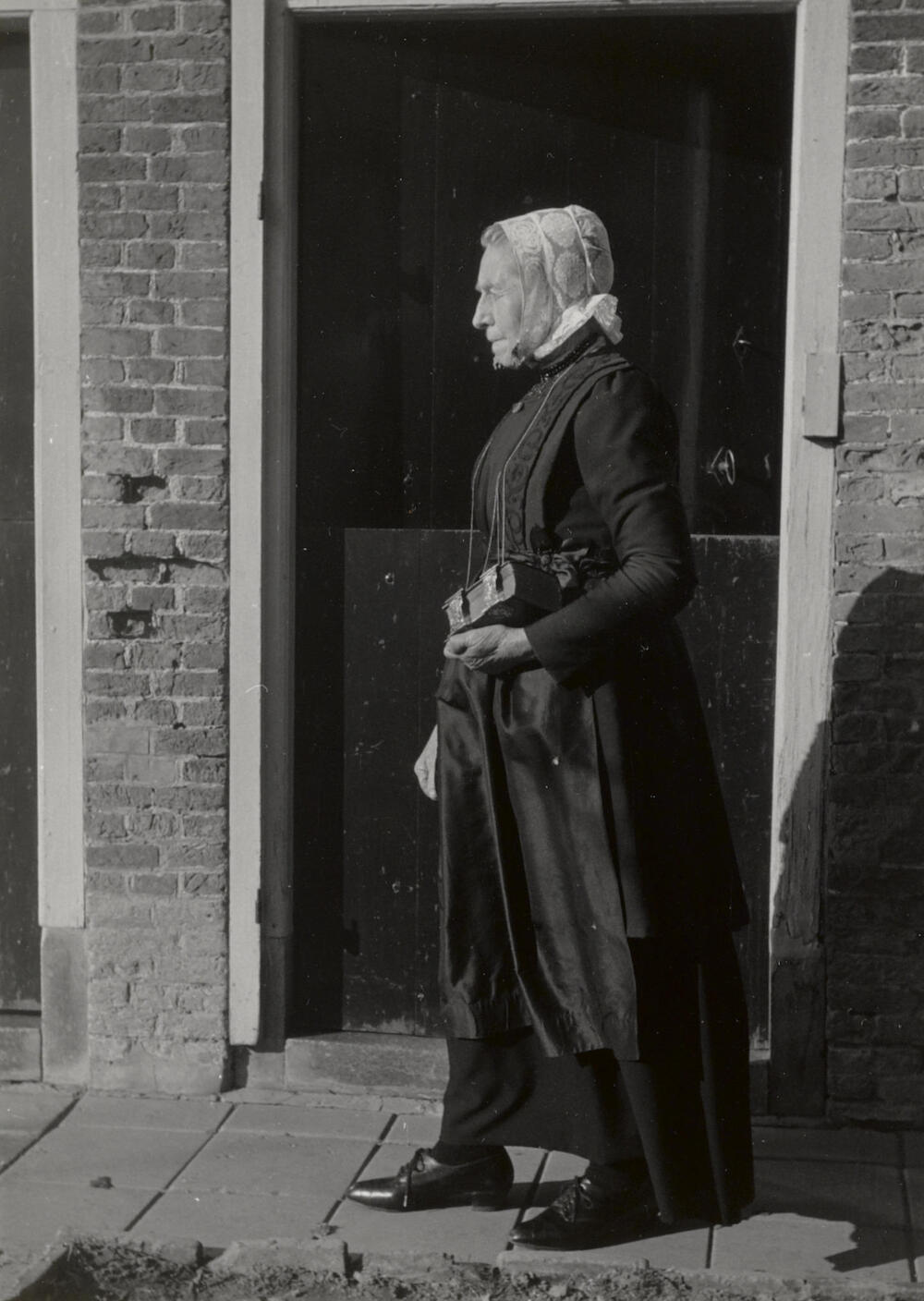 Mevrouw De Bruijne in Cadzandse dracht, 1950