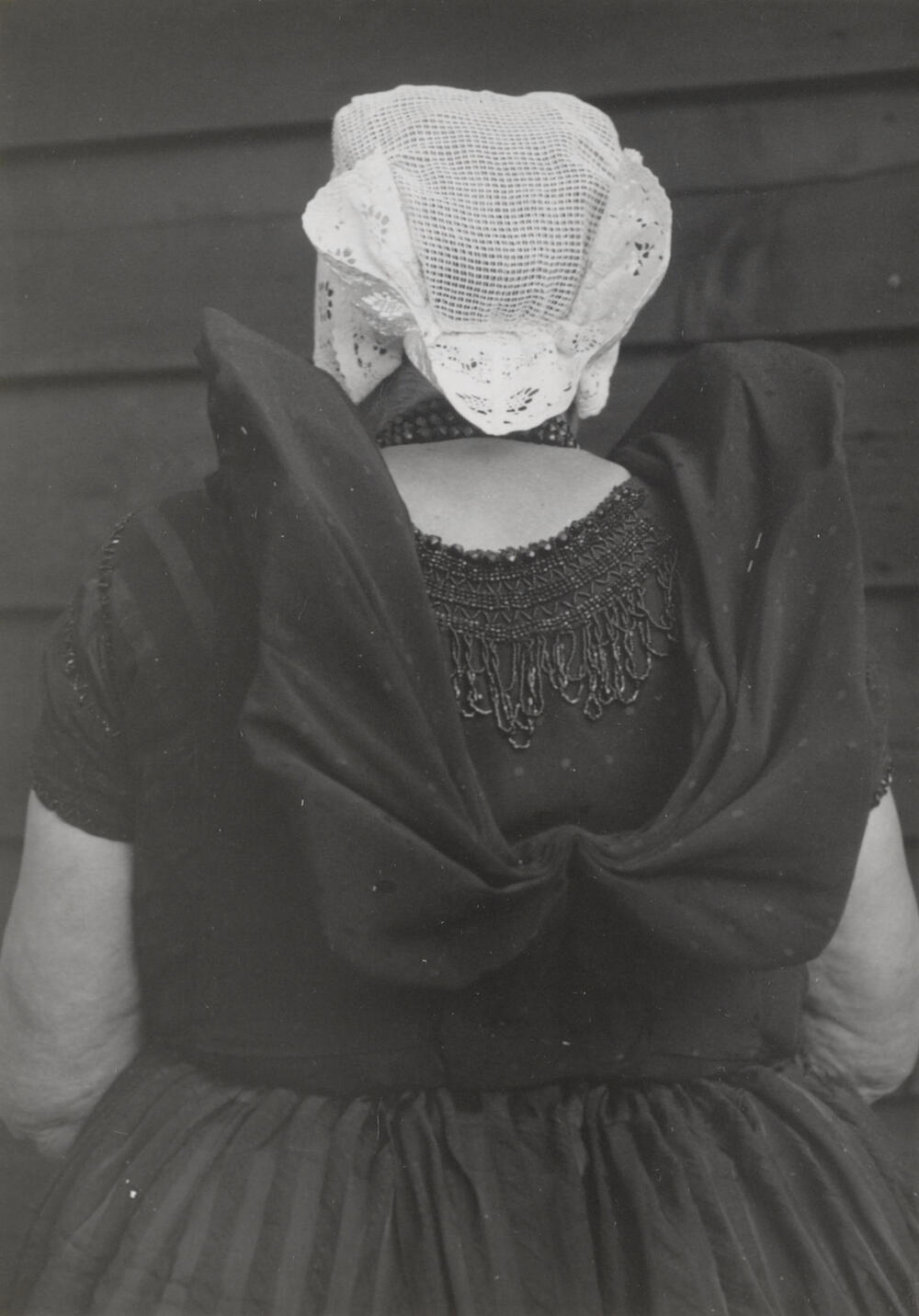 Weduwe De Bei in Axelse streekdracht, 1950