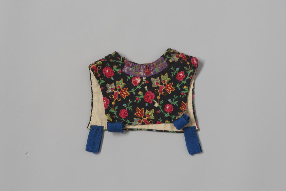 Wollen mousseline kraplap voor een meisje of jongen in rokkendracht, Staphorst, 1900–1947