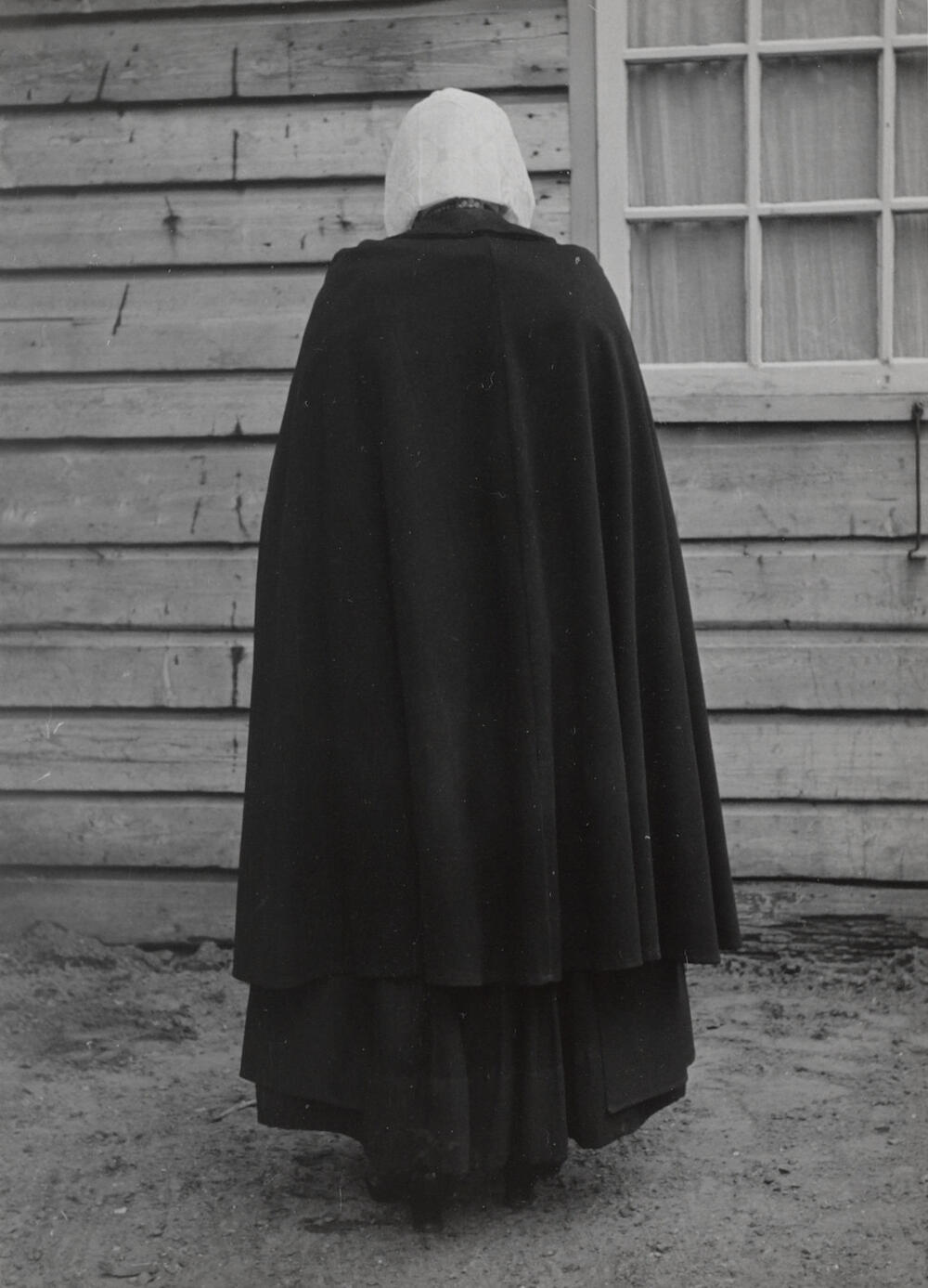 Mevrouw Van den Brink in streekdracht uit Eemnes, 1952