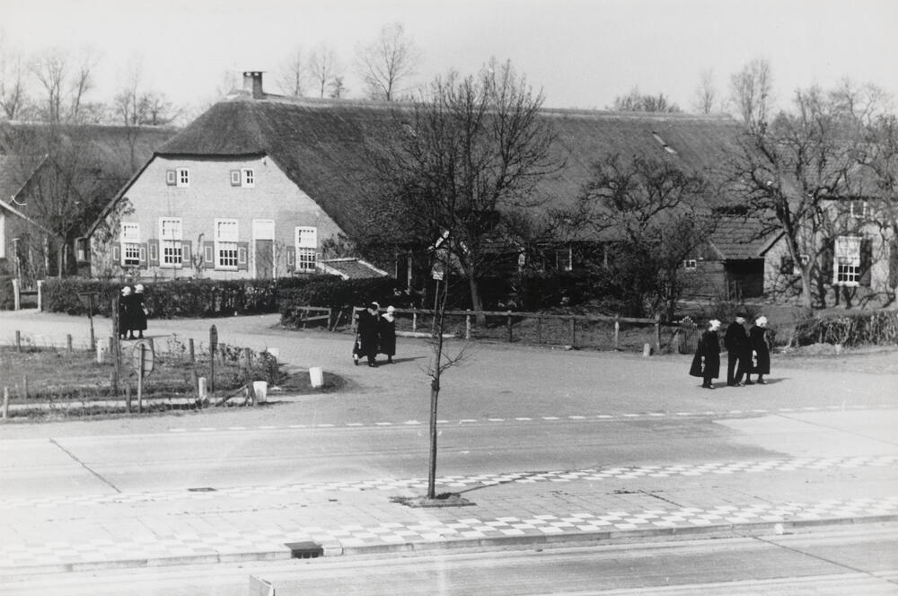 Kerkgangers ter hoogte van 'De Hoek', Staphorst, 1944