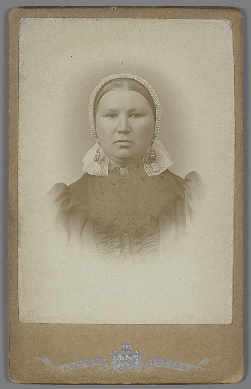 Vrouw in streekdracht, 1864–1908