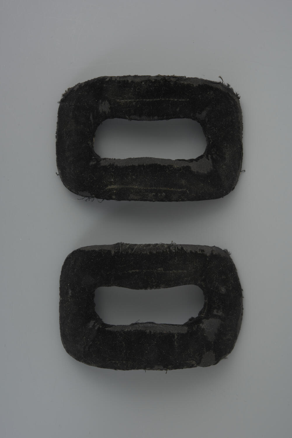 Paar schoengespen bij de rouwdracht, Bunschoten, voor 1948