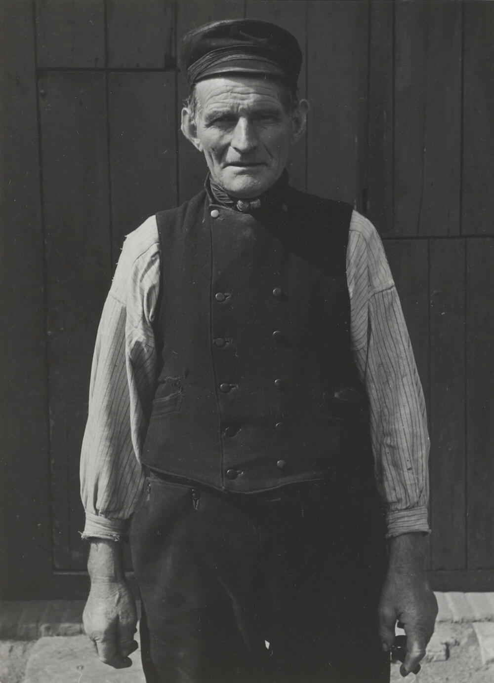 Geurt Vos in streekdracht uit Blaricum, 1952