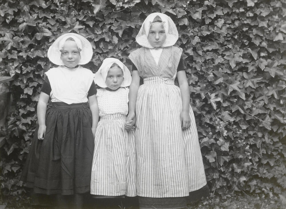 Drie zusjes in Arnemuider streekdracht, 1913–1916