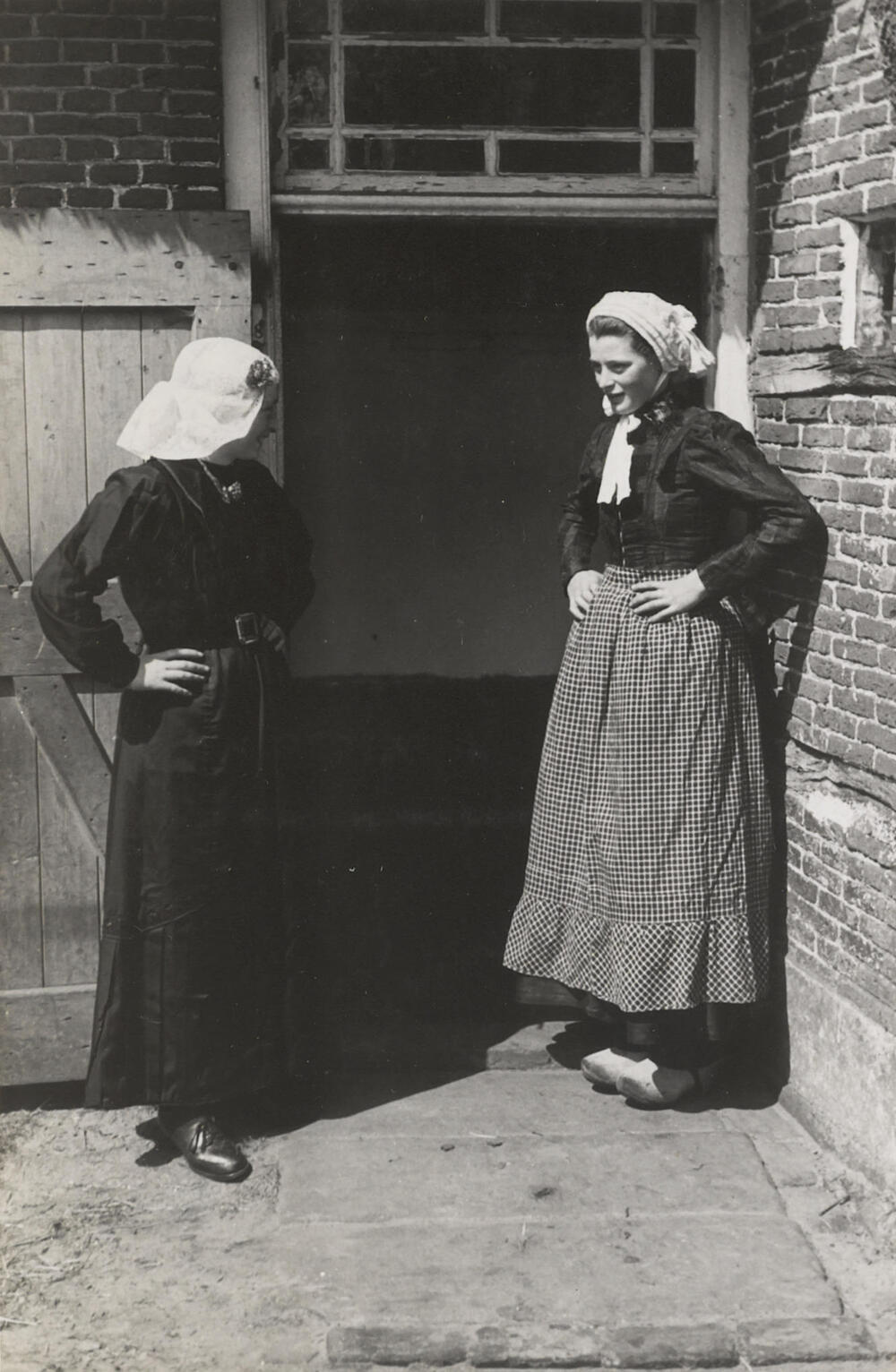 Vrouwen verkleed in Drentse dracht, Oud Schoonebeek, 1946