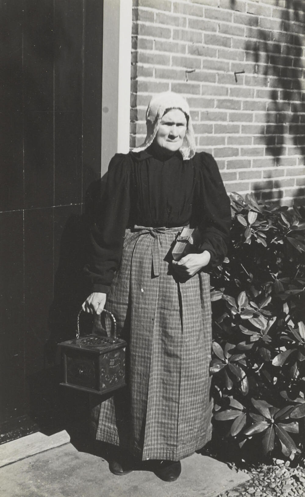 Vrouw in streekdracht, Huizen, 1945