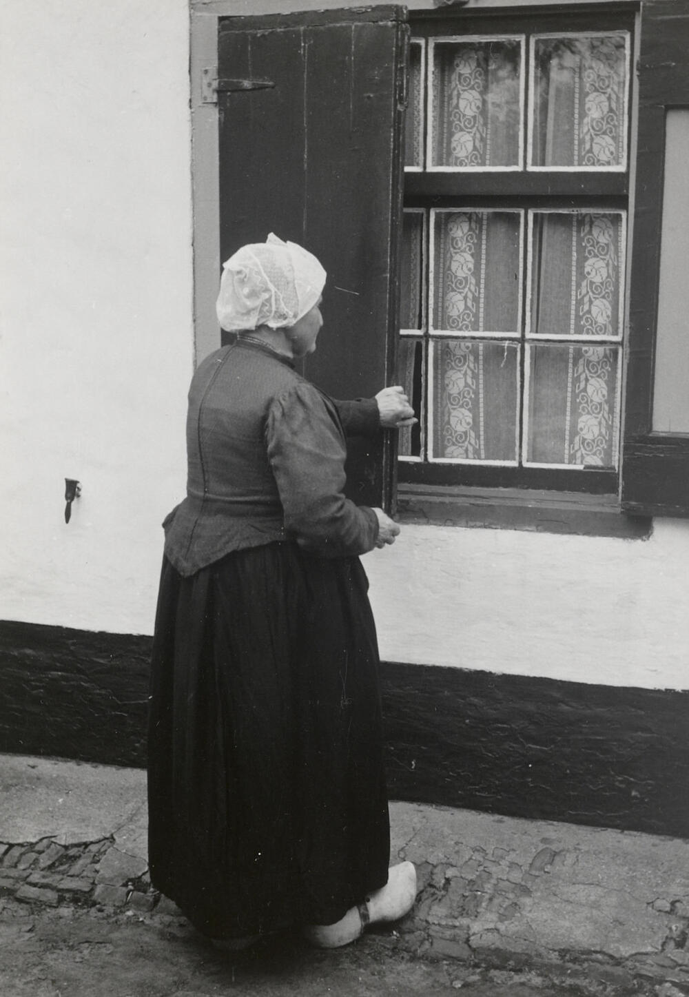 Antje Dorresteijn-Kuijer in streekdracht uit Soest, 1952