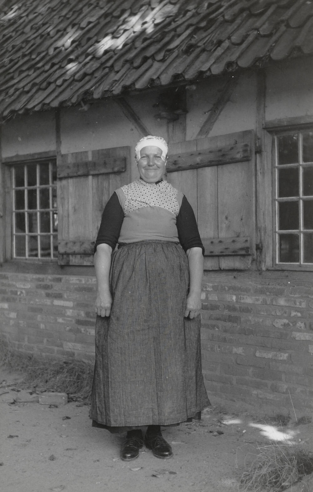 Maria Karssen-Westhuis uit Doornspijk in Veluwse dracht, 1949