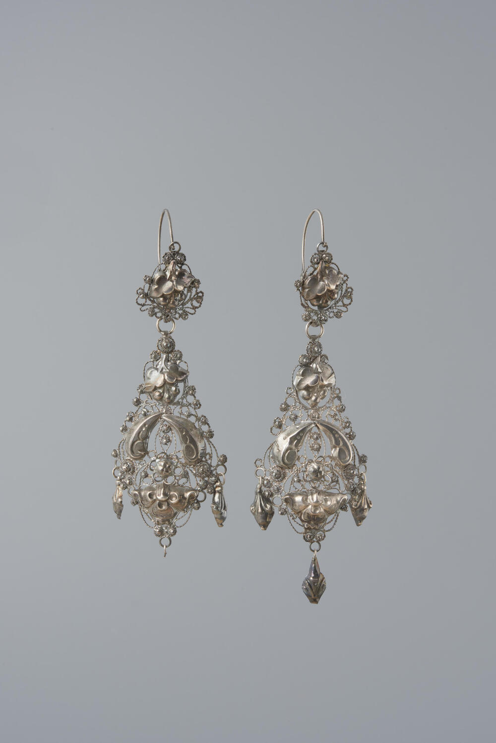 Paar zilveren oorhangers bij rouwdracht, Noord-Brabant, 1874–1897