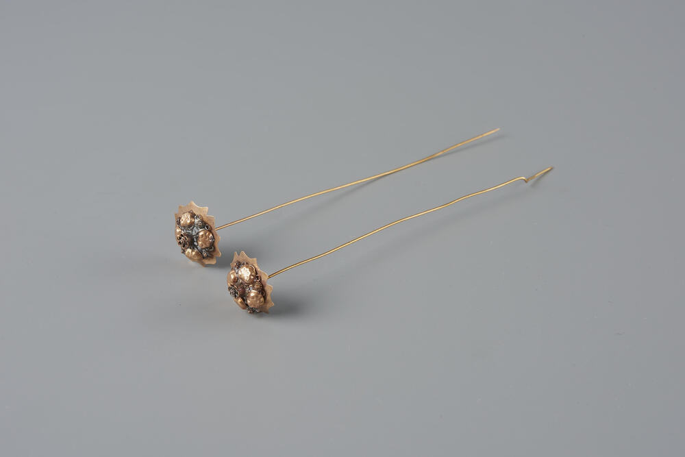 Paar gouden mutsenspelden, Groningen, 1850–1900