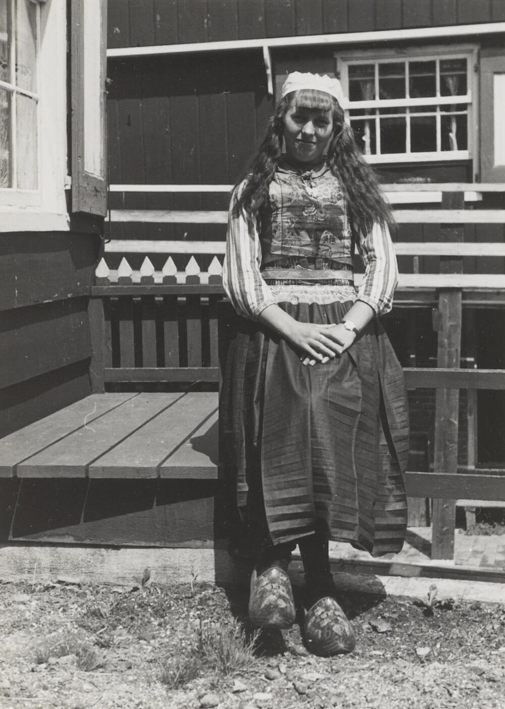 Lijsbeth Zondervan in Marker dracht, 1943