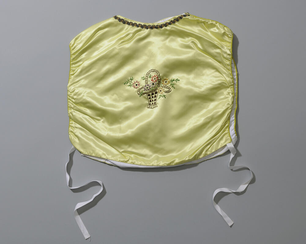 Kraplap met geborduurde bloemenmand, Urk, 1925–1968