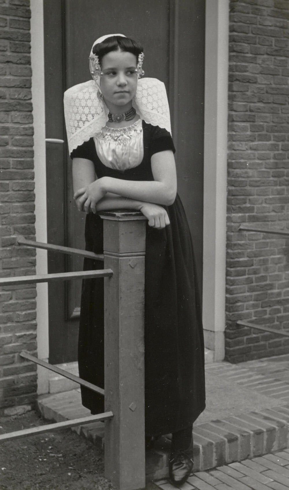Kornelia Minderhoud uit Westkapelle in Walcherse dracht, 1950