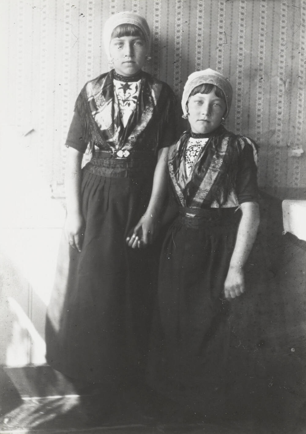 Twee meisjes in Urker streekdracht, circa 1916