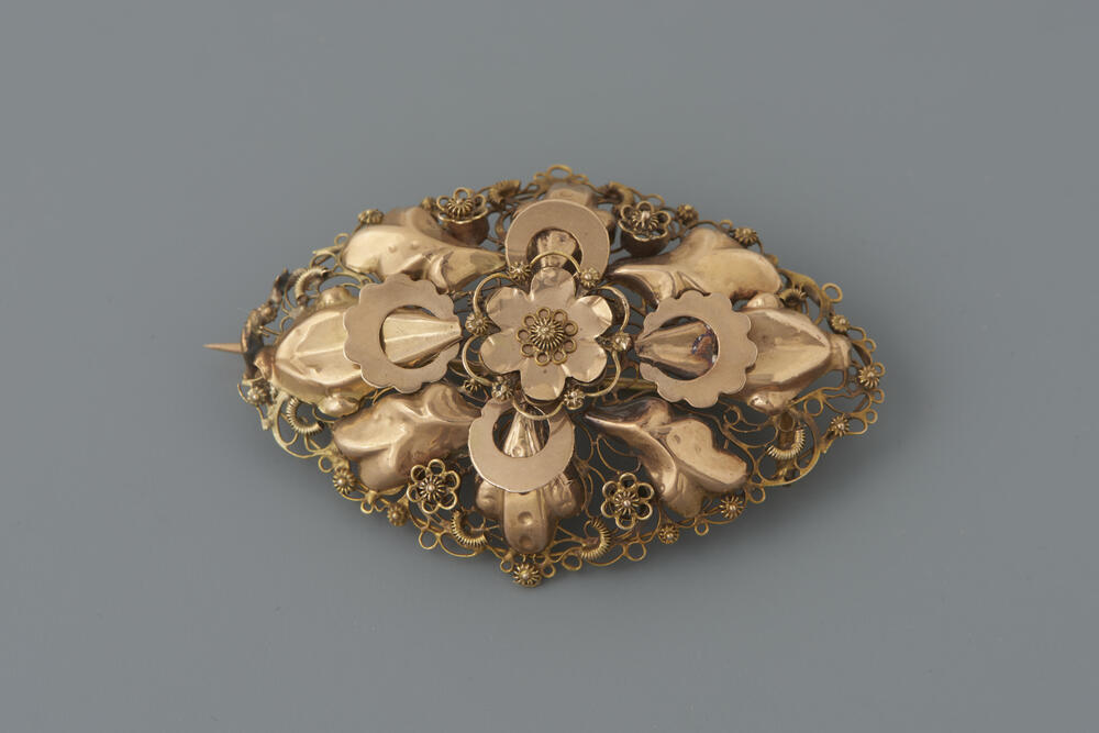 Gouden broche, Groningen, 1865–1875