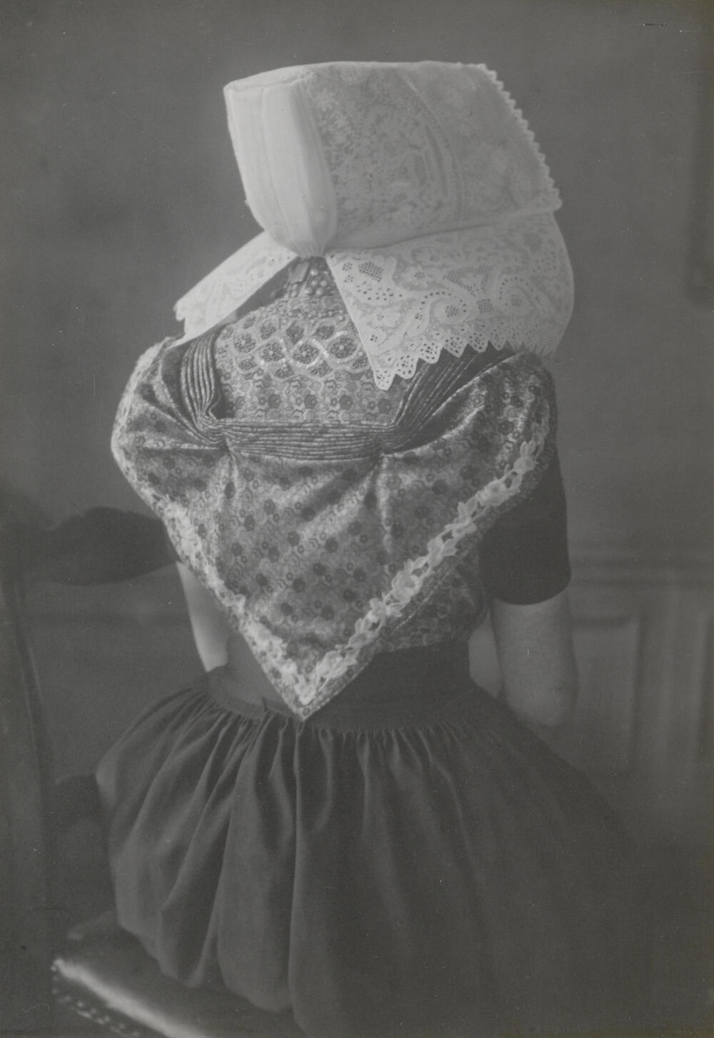 Vrouw in katholieke Zuid-Bevelandse streekdracht, 1913–1916