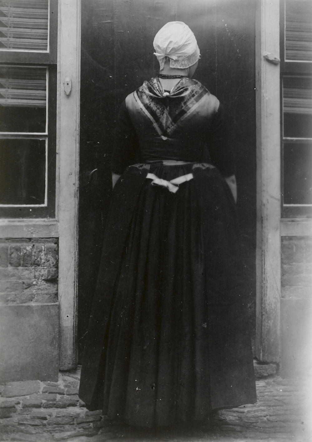 Jannetje Poolen in de dracht van Hierden, circa 1916