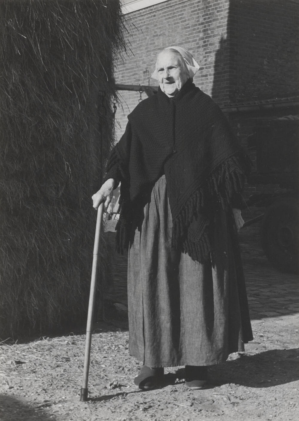 Neeltje Duindam-Hazenoot in daagse winterdracht, Noordwijk aan Zee, 1955