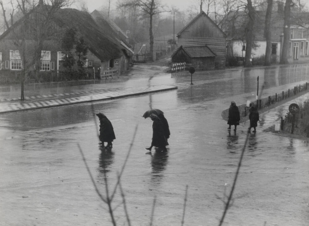 Kerkgangers ter hoogte van 'De Hoek', Staphorst, 1944