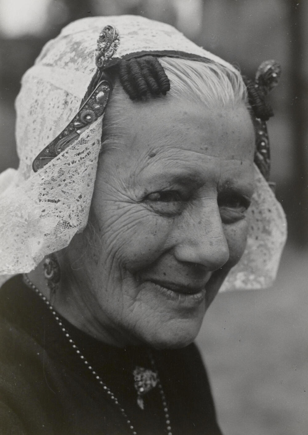 Rutje Butzelaar-Kok in streekdracht uit Soest, 1952