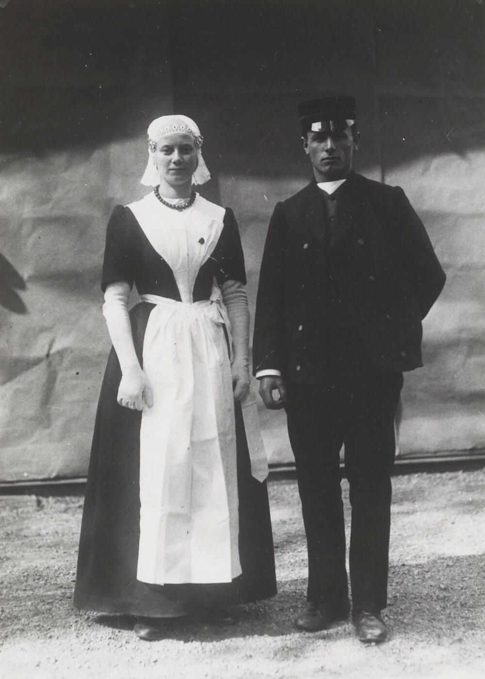 Meisje en jongen in weeskleding uit Leeuwarden, 1913