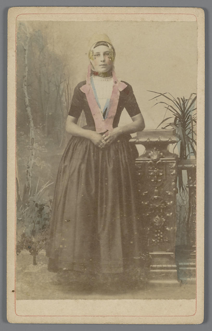 Vrouw in Walcherse streekdracht, circa 1890