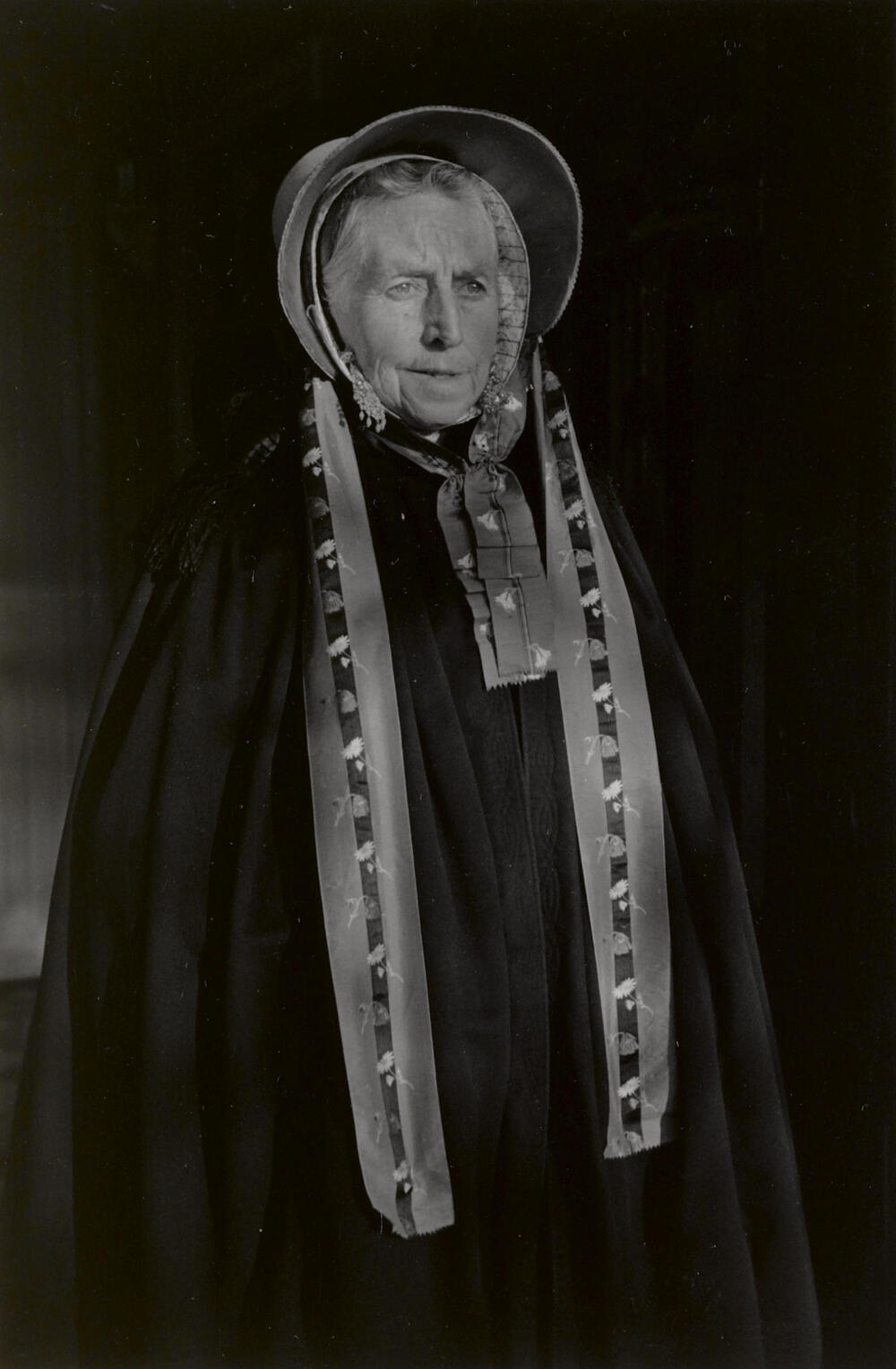 Mevrouw De Bruijne in Cadzandse dracht, 1950