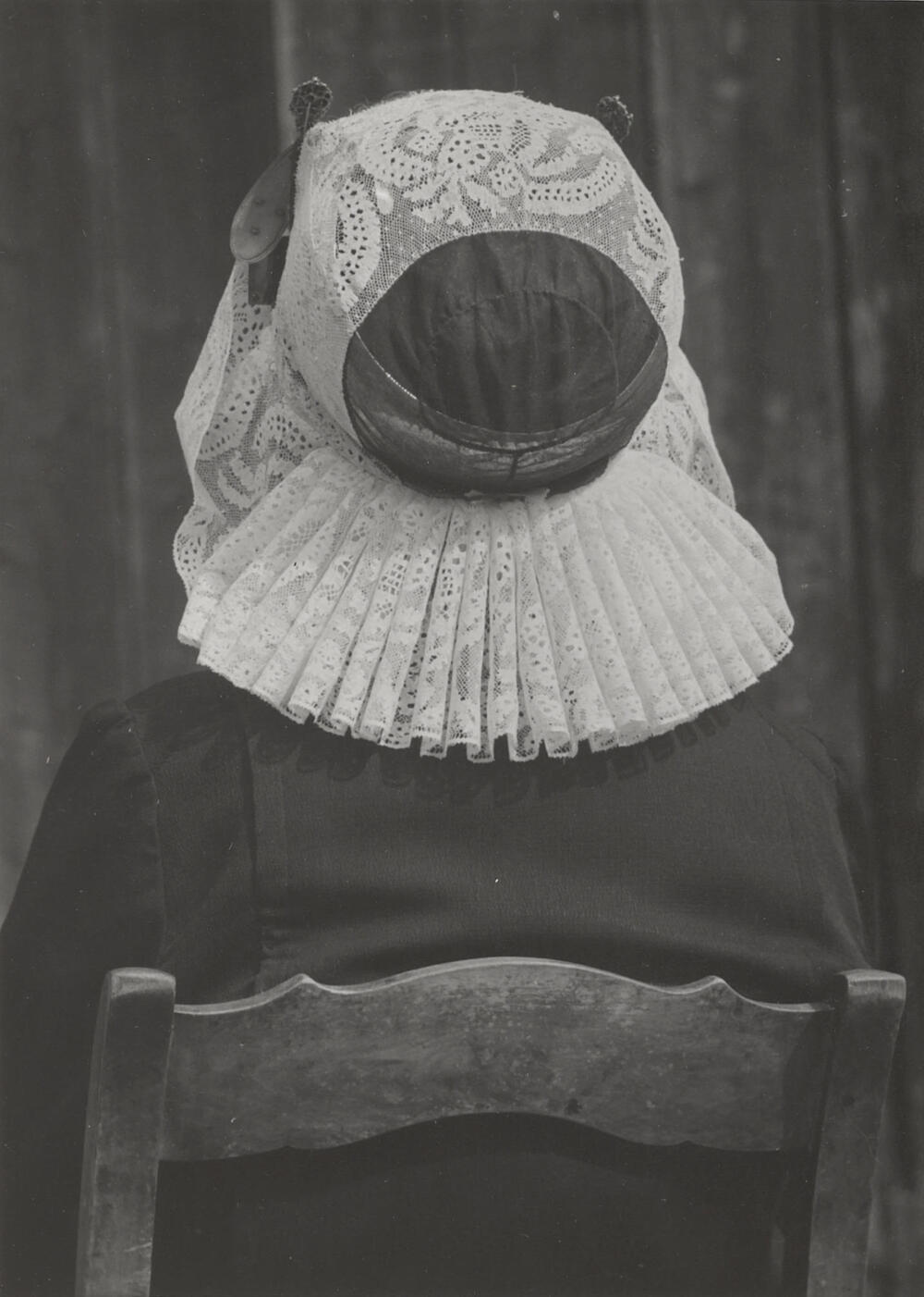 Weduwe Smit in streekdracht uit Laren, 1952