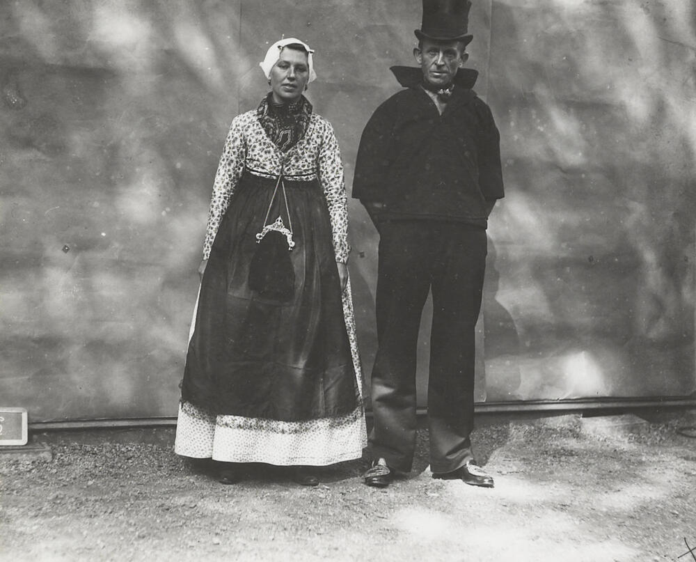 Visserspaar in Scheveningse streekdracht, 1913